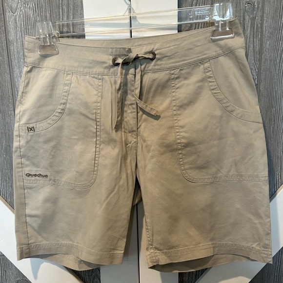 B056. Quechua Khaki shorts Sz Xs - Picture 1 of 4